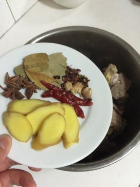 放入生姜，八角，干辣椒，花椒，肉蔻，香叶！

