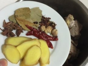 放入生姜，八角，干辣椒，花椒，肉蔻，香叶！

