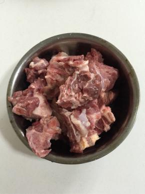 猪骨剁成小块儿，清洗干净沥干水份备用！

