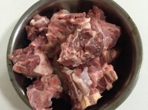 猪骨剁成小块儿，清洗干净沥干水份备用！

