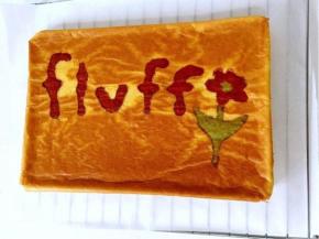 蛋糕放凉后，翻过来，把草莓果酱均匀的涂抹在蛋糕卷的正面！

