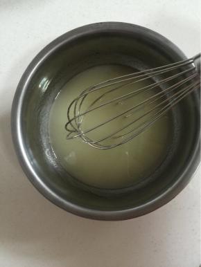 把水和玉米油混合在一起搅拌均匀呈乳白色即可！

