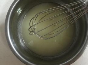 把水和玉米油混合在一起搅拌均匀呈乳白色即可！


