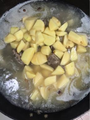 电压力锅跳到保温键，气压阀落下后，打开盖子，把猪骨倒进锅里，加入切好的土豆煮熟！（不要煮的太烂，用筷子轻轻扎一下，能够轻松扎透即可！）

