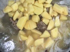 电压力锅跳到保温键，气压阀落下后，打开盖子，把猪骨倒进锅里，加入切好的土豆煮熟！（不要煮的太烂，用筷子轻轻扎一下，能够轻松扎透即可！）

