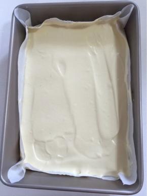 烤箱提前预热好以后，把烤盘放进烤箱中层，上下火140度烤25分钟。

