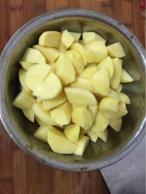 炖猪骨的时候，我们来把土豆削皮洗净切成小块儿备用！

