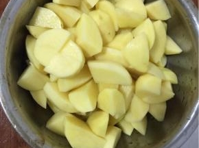 炖猪骨的时候，我们来把土豆削皮洗净切成小块儿备用！

