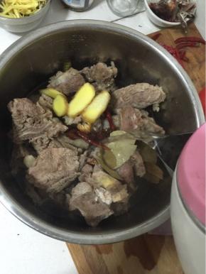 加入一勺盐，适量的开水！（水加至电压力锅内胆最高刻度线即可！）
