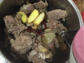 加入一勺盐，适量的开水！（水加至电压力锅内胆最高刻度线即可！）
