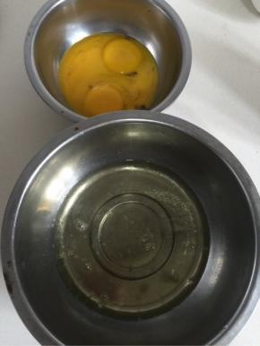 把蛋清和蛋黄分开，放进无油无水的容器里！（记得蛋清里面不能有一丁点儿的蛋黄哦，要不然影响蛋清的打发效果！）

