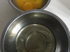 把蛋清和蛋黄分开，放进无油无水的容器里！（记得蛋清里面不能有一丁点儿的蛋黄哦，要不然影响蛋清的打发效果！）

