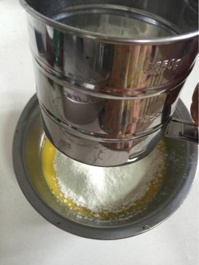 筛入低筋面粉，用蛋抽“Z”字型翻拌均匀至面糊细腻顺滑，无干面粉颗粒即可！

