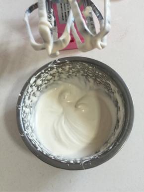 先把图案不部分做出来：蛋清分三次加入fluff棉花糖，打发至干性发泡！

