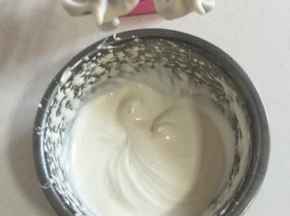 先把图案不部分做出来：蛋清分三次加入fluff棉花糖，打发至干性发泡！

