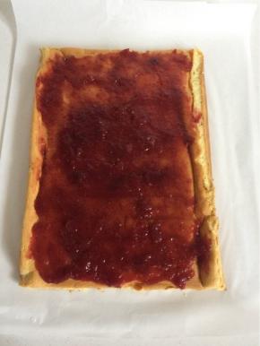 借助擀面杖把蛋糕卷卷起来，放在冰箱冷藏1小时以上定型。

