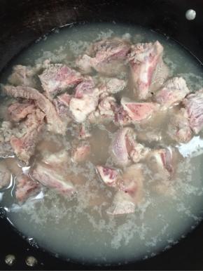 猪骨冷水下锅焯水，让其慢慢的浸出血水！

