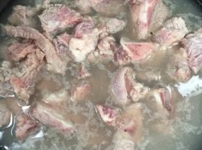 猪骨冷水下锅焯水，让其慢慢的浸出血水！

