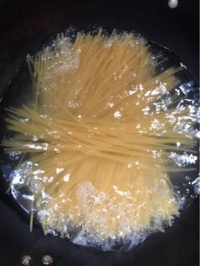 把长直意面放进锅里，再按意大利面包装袋上的提示时间煮7分钟左右！

