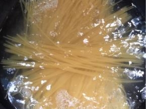 把长直意面放进锅里，再按意大利面包装袋上的提示时间煮7分钟左右！

