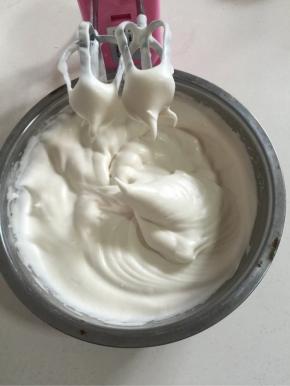 取三分之一打好的蛋白霜加入到蛋糊里，不规则搅拌均匀！

