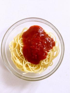 打开袋子，把意大利面酱浇在煮好的意面上。

