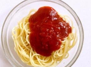 打开袋子，把意大利面酱浇在煮好的意面上。

