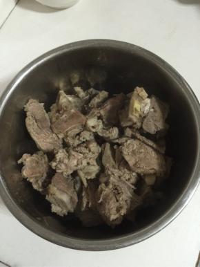 焯水后捞出再用冷水冲洗几遍沥干水分放进高压锅内胆中！

