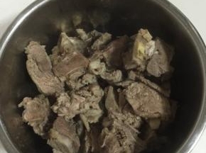 焯水后捞出再用冷水冲洗几遍沥干水分放进高压锅内胆中！

