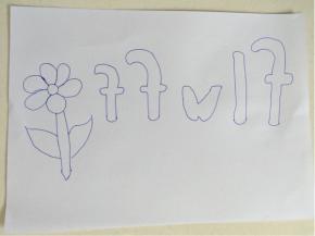 找一张干净的A4纸，画好需要的图案，放在烤盘里，上面再盖上一层油纸！（记得要反着画，或者你画好以后再翻面，让反面朝上都可以！）

