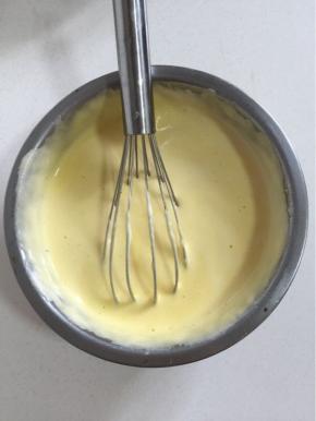 再把搅拌好的蛋糊全部倒进蛋白霜里，从底部向上翻拌均匀！

