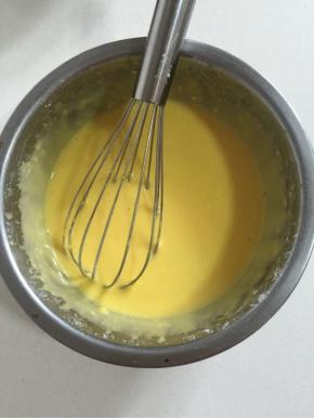 蛋清分4次加入fluff棉花糖，打发至湿性发泡，提起打蛋器呈弯钩状即可！

