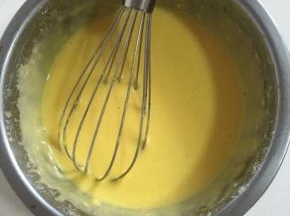 蛋清分4次加入fluff棉花糖，打发至湿性发泡，提起打蛋器呈弯钩状即可！

