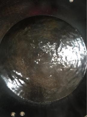 锅中倒入清水加热，待水开后放入1小勺盐！

