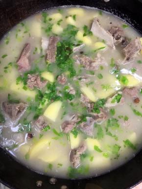 起锅前加入适量的鸡精和芹菜末即可！（本来应该放葱花的，可惜忘记买了，只好用芹菜叶来代替，没想到味道出奇的好喝哦！）


