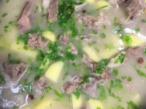 起锅前加入适量的鸡精和芹菜末即可！（本来应该放葱花的，可惜忘记买了，只好用芹菜叶来代替，没想到味道出奇的好喝哦！）


