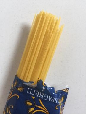 在超市里买的长条直意面！（也可以根据自己的喜好买螺丝型的、弯管型的、蝴蝶型的、空心型，贝壳型……）

