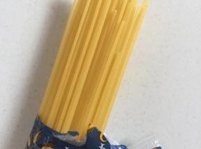 在超市里买的长条直意面！（也可以根据自己的喜好买螺丝型的、弯管型的、蝴蝶型的、空心型，贝壳型……）

