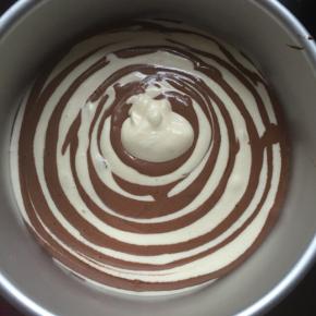 用勺子一勺可可面糊，一勺原味面糊，慢慢的挖入模具，全部弄完，轻震模具，放入烤箱烤50分钟即可，