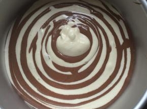 用勺子一勺可可面糊，一勺原味面糊，慢慢的挖入模具，全部弄完，轻震模具，放入烤箱烤50分钟即可，