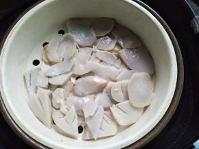 芋头去皮，切薄片，蒸熟