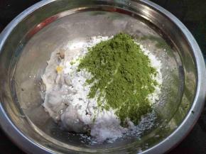 趁热把芋头捣烂，加入木薯淀粉和青汁粉