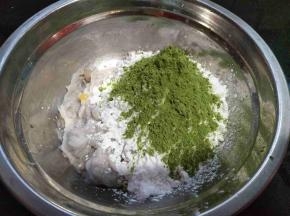趁热把芋头捣烂，加入木薯淀粉和青汁粉