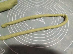 揉成团，再搓细长条