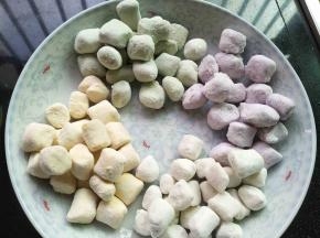 黄色是番薯味，白色是芋头味，紫色是紫薯味（我是一次多做，然后冰箱冷冻保存）