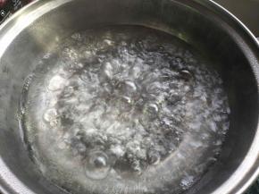 锅里加入适量的水，煮沸
