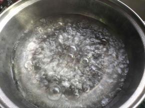 锅里加入适量的水，煮沸