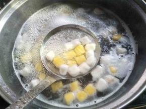 先把白色和黄色下锅煮，煮3-5分钟