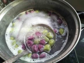 再把紫色和绿色放入锅里煮，煮3-5分钟