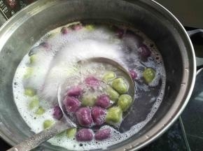 再把紫色和绿色放入锅里煮，煮3-5分钟
